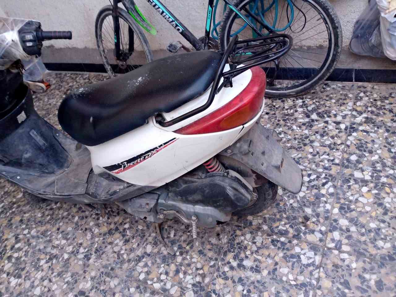 السلام عليكم دراجه بيريز اكزز للبيع دراجه كامله اي نقص مابيهه شغاله بس من أشيل ايدي من السكليتر نطفه مااعرف تشبيهه 350 وبيها مجال مكان حي اور ***********
