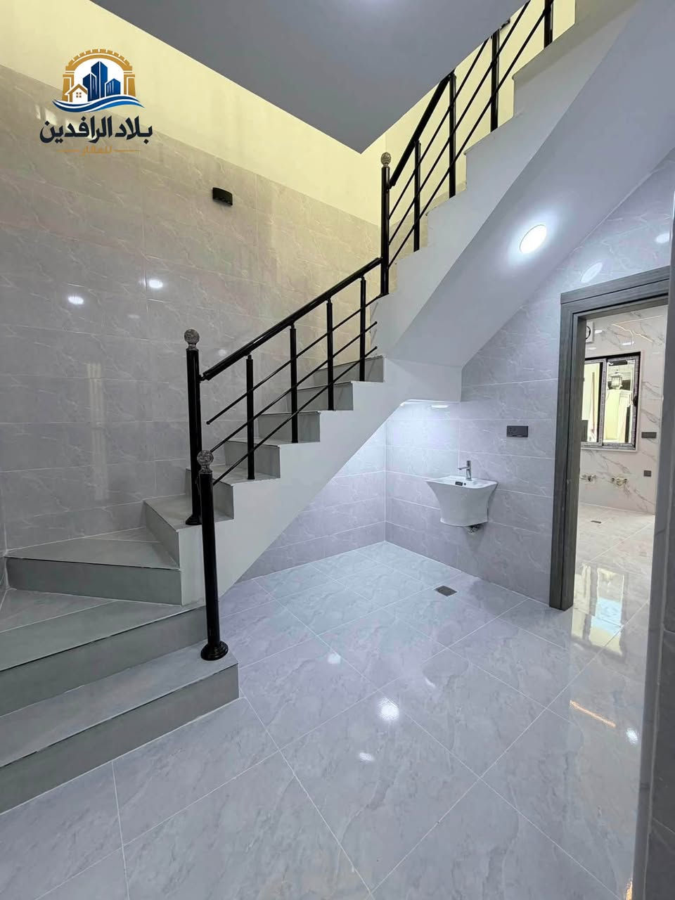 دار للبيع في حي الملايين قرب مخزن السيراميك طابقين
مساحة الدار 112م واجهه 7 طابقين ثلاث غرف نوم
الطابق الارضي / غرفة نوم هول مطبخ استقبال صحيات
الطابق الاول / غرفتين نوم + سويت + صحيات
نظام البيت دكتات + سبالت + كاميرات 
تسليم البيت مفتاح فوري  
صنف الارض زراعي حق تصرف نموذج 25 + وصل بلدية 
#مكتب_بلاد_الرافدين_للعقار 
***********
***********
