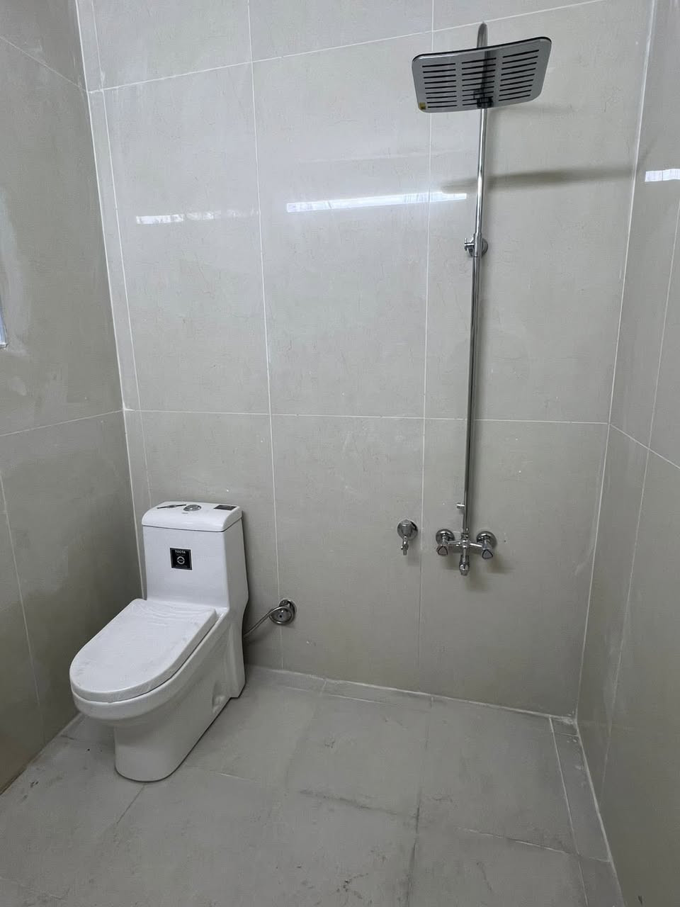 السلام عليكم دار للبيع المساحة 200 متر مسلح طابقين طابو ملك صرف في منطقة المشتل  يحتوي الطابق الاول على خدمات خارجية وكراج سيارة ومدخلين  استقبال ومطبخ حار ومطبخ بارد   وخدمات ومخزن وترك خلفي وغرفة نوم والطابق الثاني يحتوي على غرفتين نوم ومخزن موقع الدار المشتل شارع المدارس ثالث فرع على اليمين والسعر مناسب الاتصال على الهاتف *********** ابو احمد 
سعر المتر بمليون و800 سعره سعر ارض وبي مجال
