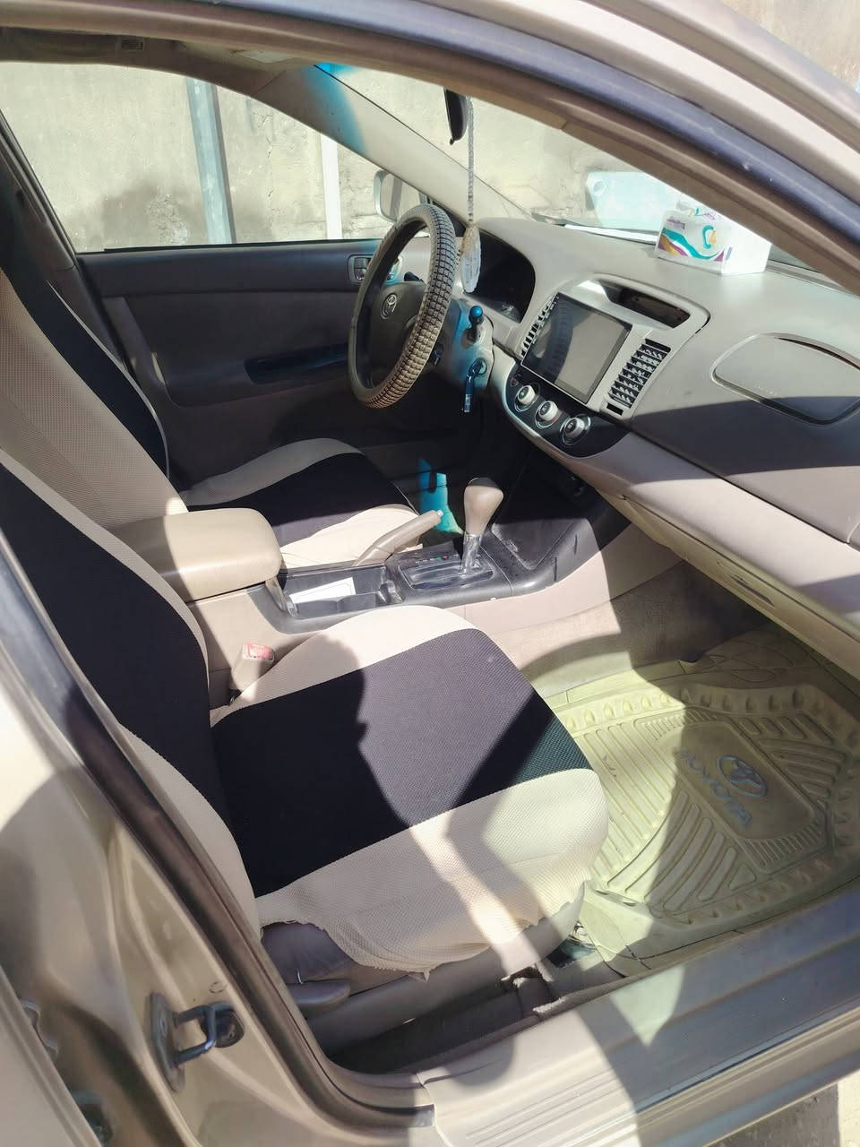 السلام عليكم 
سياره كامري ٢٠٠٥ رقم بغداد المالك بالسماوه والسياره بالسماوه ارشيفها بالسماوه مشروع وطني مداور ثاني يوم مواصفاتها مكينه ٢٤٠٠ مكينه وكير كفاله كشن كهربائي سنتر لوك و شاشه وكامره تايرات صارلهن شهر من شادهن جدد حداديه ٧٥ بالميه ضربتها جاملغ خلفي و امامي ماعابر  رقم صاحب السياره ***********
