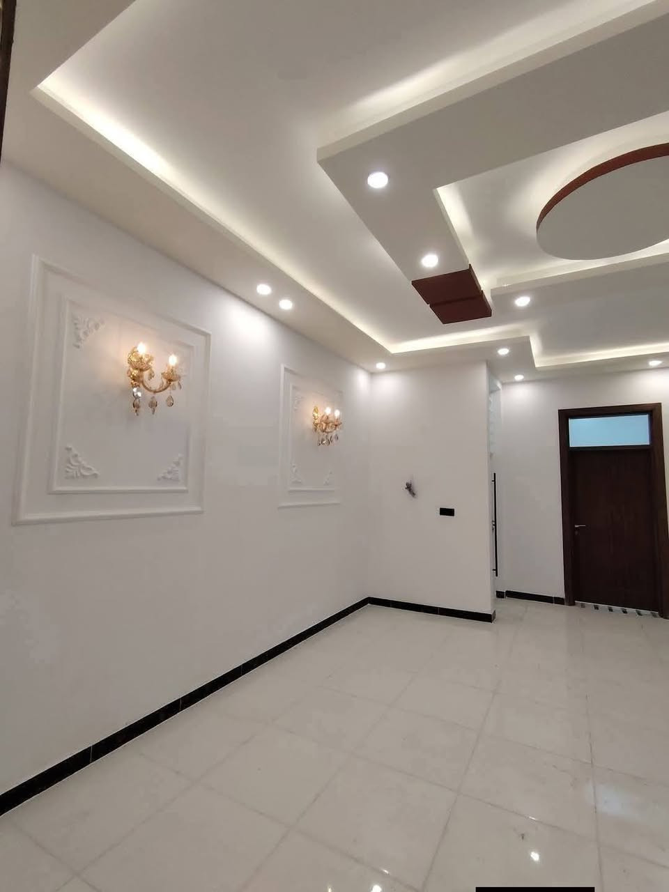 الدار بيع مساحه ١٥٠ متر مقابل ملحق قرية الغدير السعر ٦٠ بي مجال مشمول تطويب الاستفسار أكثر ***********
