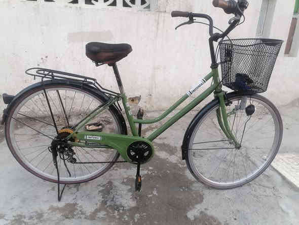 السلام عليكم بايسكل حجم ٢٧ لون مميز نظيف كل شي بي شغال و اصلي و خفيف سعره ٨٠ قفل.. حي القاهره بغداد *********** واتساب
