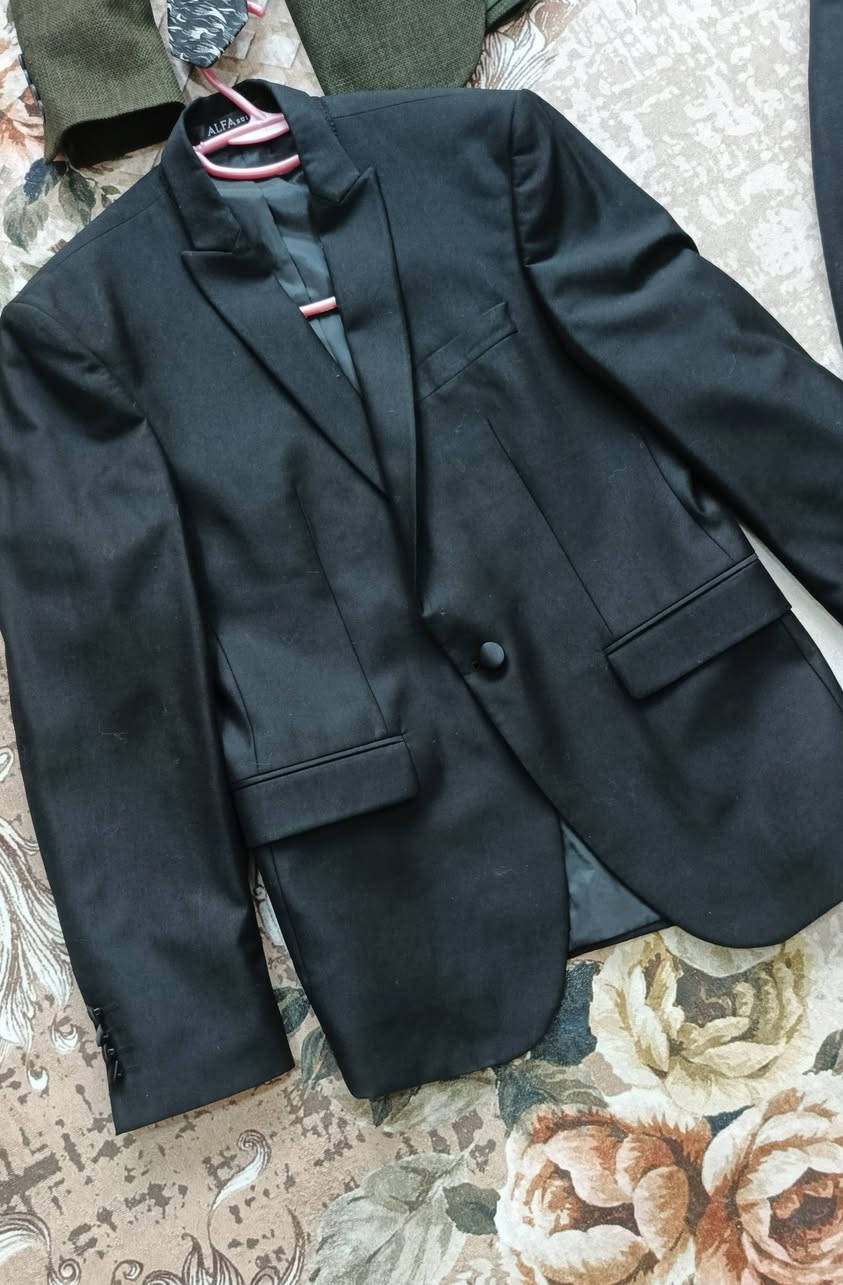 ستر رسمية قياس44 
وبدلات رسميه قياس46/44


**إذا كنت صاحب هذا الإعلان وتريد حذفه لأي سبب، رجاءا أرسل رسالة إلى الدعم الفني**