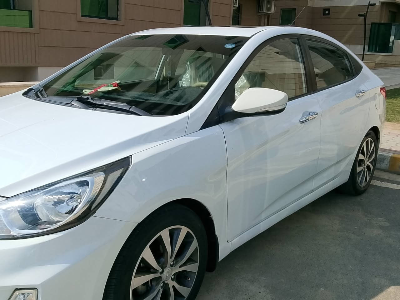 السلام عليكم
#اكسنت مضلع موديل ١٢
مواصفات 
٤دسك 
٥ويلكب 
٥تكوات
سلايت 
تحكمات ستيرن 
شاشه +كاميرا 
رقم جديد وهزه جديده 
محرك شرط +كير شرط 
كل الكهربائيه جاهزه وعليها للسياره ادامه كامله 
طخمها جديد 
تدفئه تبريد كمبريسر جديد 
ملاحظه السياره بيها بارد  وبيها كارت مكانين 
للتواصل والاستفسار 
***********
شرط التحويل !!
