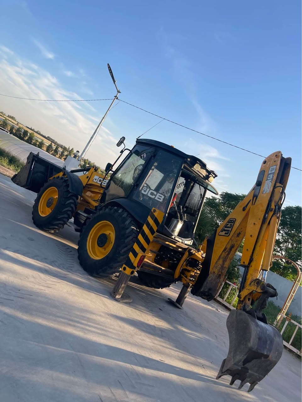 شۆفەر عفارە JCB مۆدیل2004
زۆر خاوێنە یەک دینار مەسروفی تێدا نیە و بی کێشەیە 
لە هەولیرە نرخی 235 مەجالەکی برایانە
ژمارەی موبایل و واتساپ *********** أربيل, العراق
