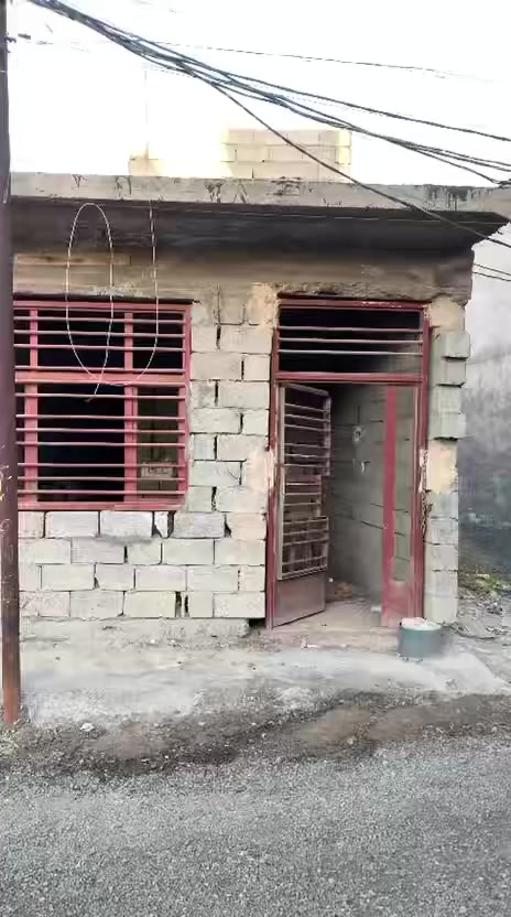 السلام عليكم عندي هذا الهيكل تقريباً كامل مساحه ٥٠ متر رايدي ٣٥ وبي مجال للشراي مأسس كهرباء يحتوي على غرفه ومطبخ وصاله وحمام ومنور وسطح سقف صب  مكانه كميره بشارع جملة ايوب  للاستفسار اكثر اتصلو على هذا رقم ***********
