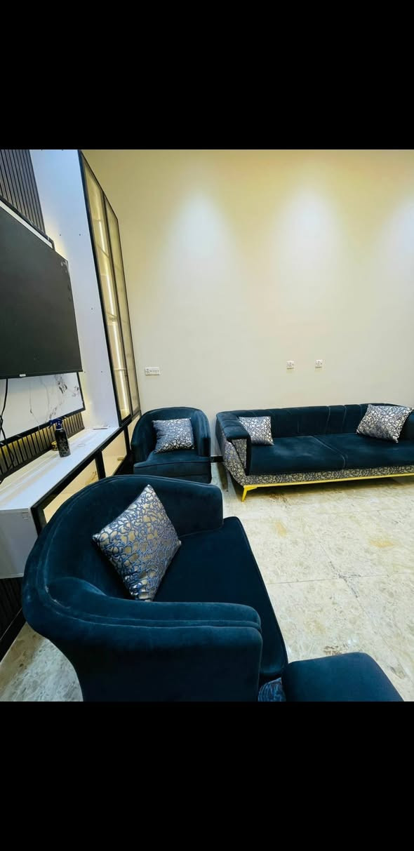 طخم قنفات انجي جديد كلش مطرز جلد حيه شغل كلش راقي وفخم السعر مليون وميه وخمسين وبي مجال بسيط 
عرض القنفه ٩٠ يعني سرير 
***********متوفر واتساب اتصال
