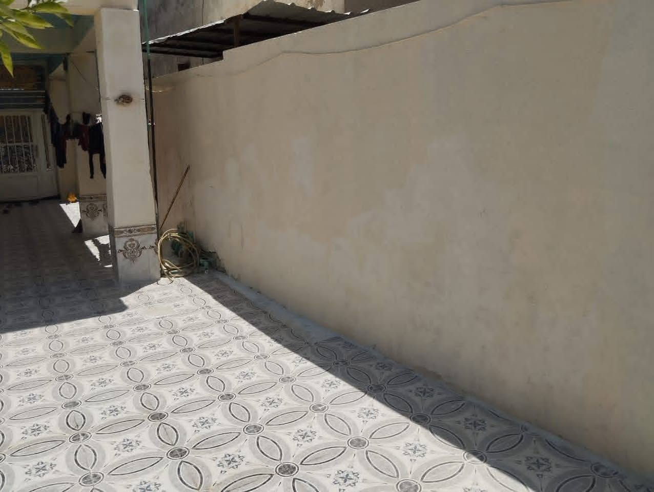 بيت للبيع حي التربه طابقين الطابق الأول
يحتوي على ثلاث غرف نوم زائد غرفة استقبال وصالة ومطبخ وممر وصحيات ودرج وبيتونه وكراج سياره وحديقة. البناء طابوق والسقف كونكريت 

​الطابق الثاني:

غرفة نوم وصالة ومطبخ وصحيات ومخزن ودرج خارجي للشارع مع باب رئيسي. البناء ثرمستون وعكادة صارلة بناء جديد 

​المساحة: 298
 
السند: طابو أسهم قرب مولد عبد الخالق

السعر: 110 وبيه مجال الشراي يتصل بالرقم *********** ويدلل
