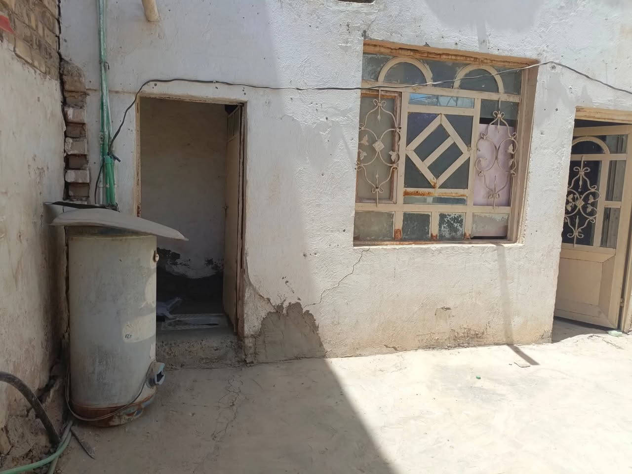 سلام عليكم بيت للايجار في حي الميلاد قرب جامع المنتظر
يحتوي عله براني وغرفتين وصاله وتخريج مساحة البيت 110 متر 
*********** واتساب موجود
