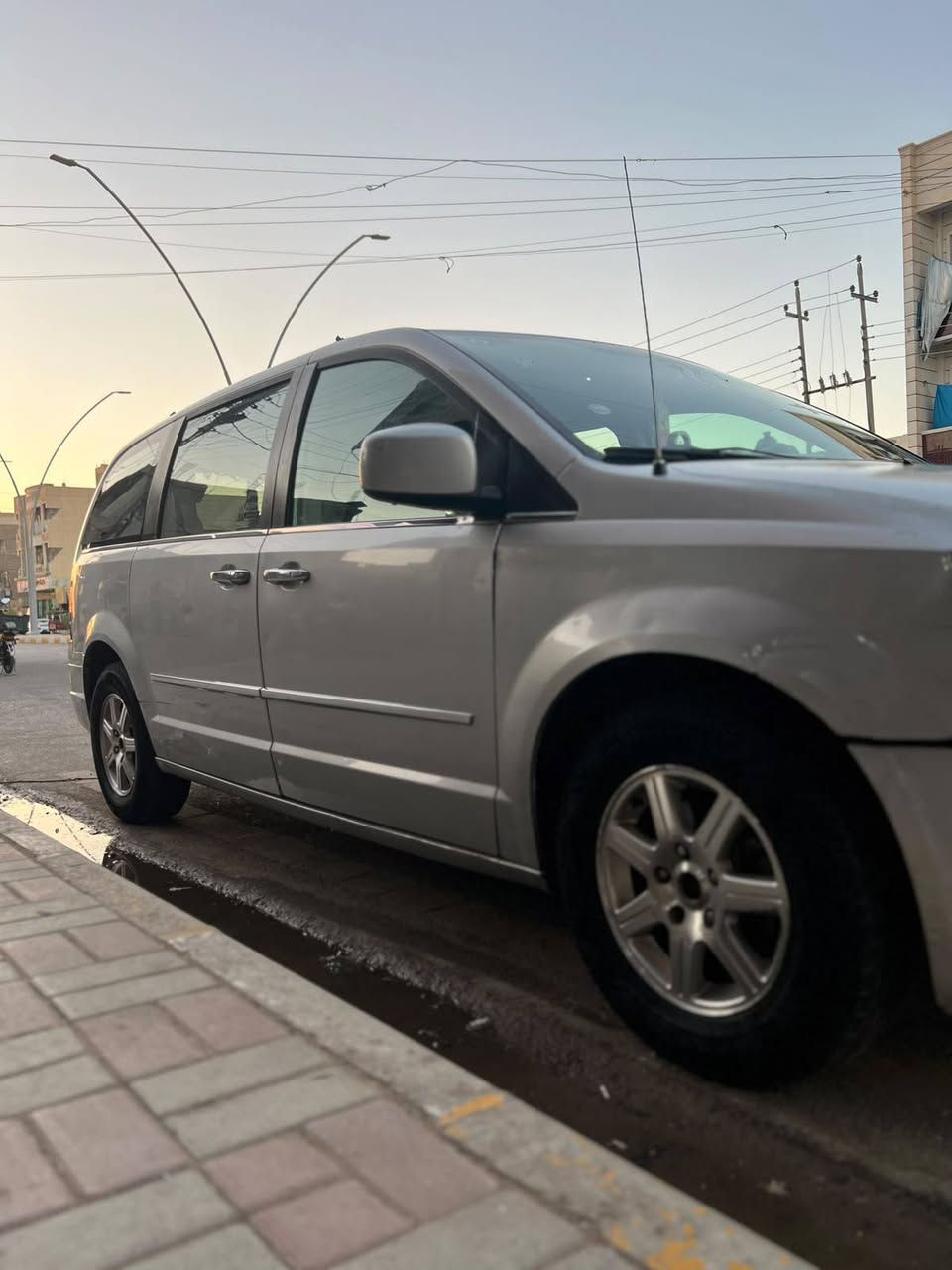 🚘 للبيع Chrysler town & country2009 🚘
  ✨رقم بغداد انكليزي دولي 
✨ لون رصاصي

✨ السعر. 95$

المواصفات:
✅ أبواب جانبية كهرباء
✅ باب الصندوق كهرباء
✅ كشن السائق كهرباء
✅ كشنات منفصلة (سياحي)
✅ تبريد ثلاث قطع 
✅ الجام الأمامي والخلفي كهرباء
✅ حصان سقف
✅ حصان بين الكشنات
✅ صدر امامي جديد من شركة WORLD GOLD power
✅ صدر خلفي جدديد من شركة WORLD GOLD power
✅ محرك 3.8

📌 ملاحظة بكل:
السيارة بيها تنقيص شي قليل بس ما فد يوم وكفتني ابدا اطلع بيها مسافة 500 كيلومتر 
بالاضافه تبريده من توكف السياره يبوخ بالمشي ثلج كالولي ضعف بالكمبريسر 

💰 السعر: 95$

📍 موقع السيارة: الانبار _ الرمادي 

📞 للاستفسار والتواصل:
***********
 والله ولي التوفيق.
