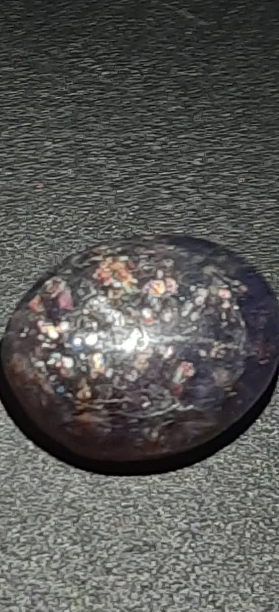 هذا الحجر الكريم هو إيولايت صن ستون
(IoliteSunstone)
يتميز هذا الحجر النادر بمزيج فريد يجمع بين لون حجر الإيولايت الأزرق أو البنفسجي
حجر البوصلة: استخدمه الفايكنج قديماً (في شقه كإيولايت) لتحديد اتجاه الشمس في الأيام الغائمة للملاحة في البحار.
التأمل: يُعد من الأحجار المفضلة في جلسات التأمل لقدرته على تصفية الذهن.
تعزيز الحدس: يُعرف بـ "حجر الرؤية"، حيث يُعتقد أنه يساعد في تقوية البصيرة والقدرة على التركيز وفهم الأمور بعمق.


**إذا كنت صاحب هذا الإعلان وتريد حذفه لأي سبب، رجاءا أرسل رسالة إلى الدعم الفني**