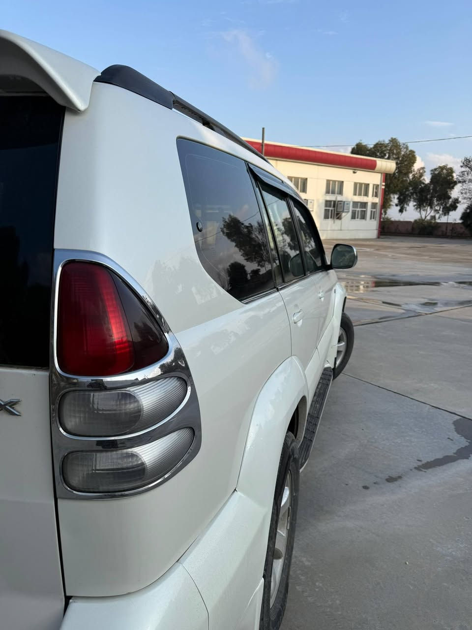 السلام عليكم
برادو 2006 
السياره تحويل شرط 
السياره بيها قطعتين وبدون دواخل و اير باك 
4 سلندر و دبل اكسن و عليها نضام غاز سستم كامل 
سياره بدون صرف و كلشي شرط 
و گير و محرك شرط 
145 ورقه و 5 ورقه بيها غرامه تنزل من سعر  و بيها مجال لناس الطيبه 

عنوان دهوك 
رقم : ***********
