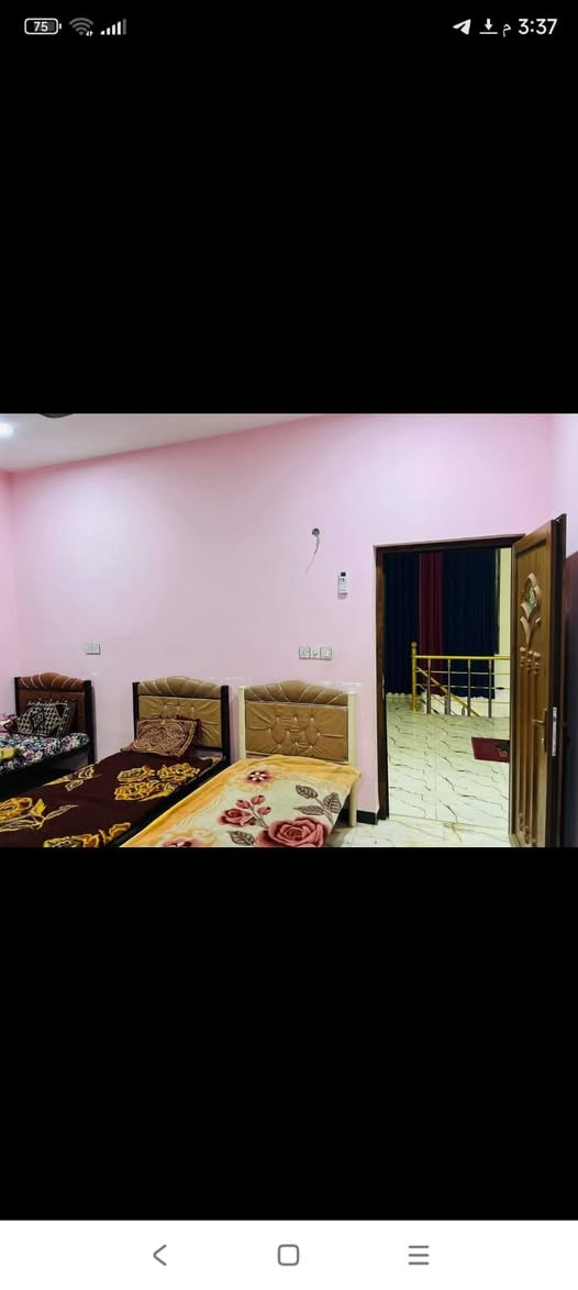 عندي بيت  للبيع بشارع 100
للبيع 3غرف نوم ستقبال صاله 
مطبخ عدد2فوك صحيات خارجية وداخليه  العنوان شارع ١٠٠ شارع أبو نبكه فوكالمساحه 100مربع دخل فرع البصف 
محطه غسل لوبكس سعره ب 90 
بعد عن الشارع العام تقريب 250متر رقم الهاتف *********** رقم ***********
