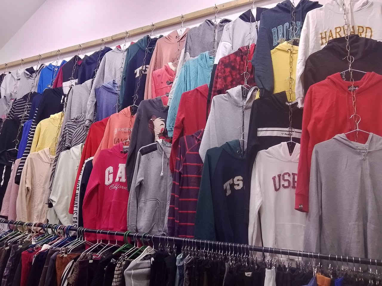 مرحبا زباءنا الكرام 
سنبدأ تخفيضات نهاية الموسم الشتوي
بلوز نسائي ورجالي 
دشداشة قديفه سوبر كريم
ملابس اطفال منزلي شتوي
تنوره طويل وقصير
وكل عام وانتم بخير بمناسبه قرب شهر رمضان المبارك 
اعاده الله عليكم وعلينا باليمن والخير والبركات 
العنوان. الكندي الثانيه ش 20 بجوار صيدليه الجمار 
تليفون واتساب ***********
