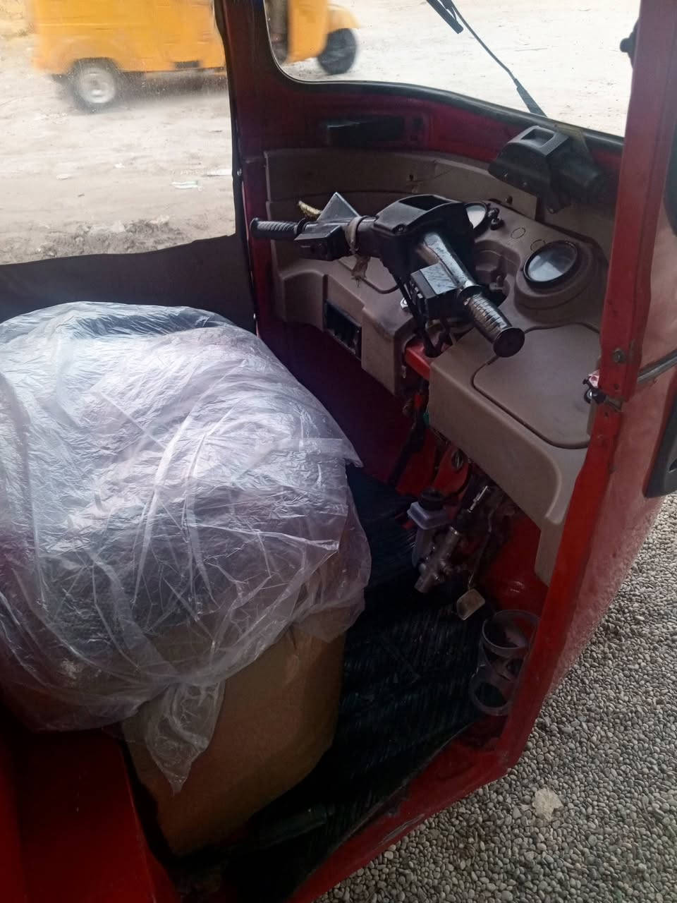 سلام عليكم تكتك للبيع موديل 2018كاملة مكملة مانقصها شي مرقمة مرقمة شرط تحويل ثاني يوم بسمي سعرها 6600وبيها مجال رقمي ***********
