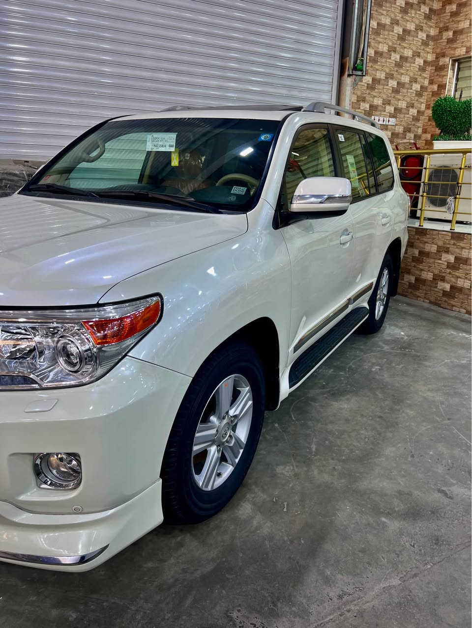 الاند كروز 2014 خليجي جديده كلش v6 رقم بصره الجديد  سنويه جديده سياره مواصفاتها حلوه شاشات خلفيه شاديها 
كشناتها لونين مشمشي وبيجي مكينه ما مفتوحه حداديه جديده طخم تاير جديد سياره كلش جديده السعر ب365$ وبيها مجال بسيط 
الرقم *********** البصرة, العراق
