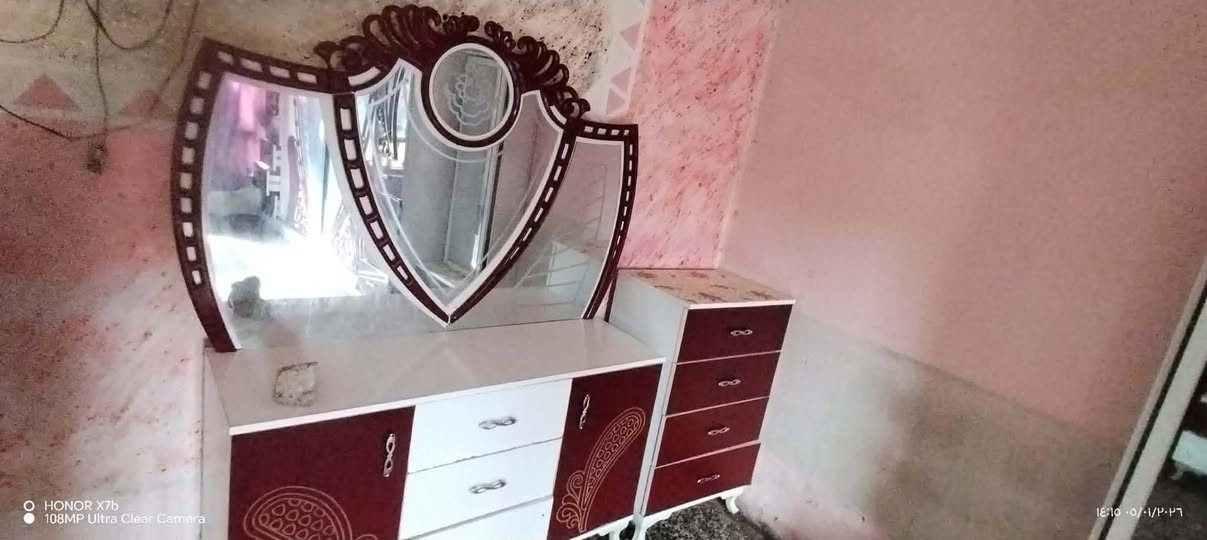 السلام عليكم  عيني هاي غرفه للبيع  تركيه نضيفه حيل8 قطعه والسعر خاص  وهذا الرقم   *********** موجود وات ساب
