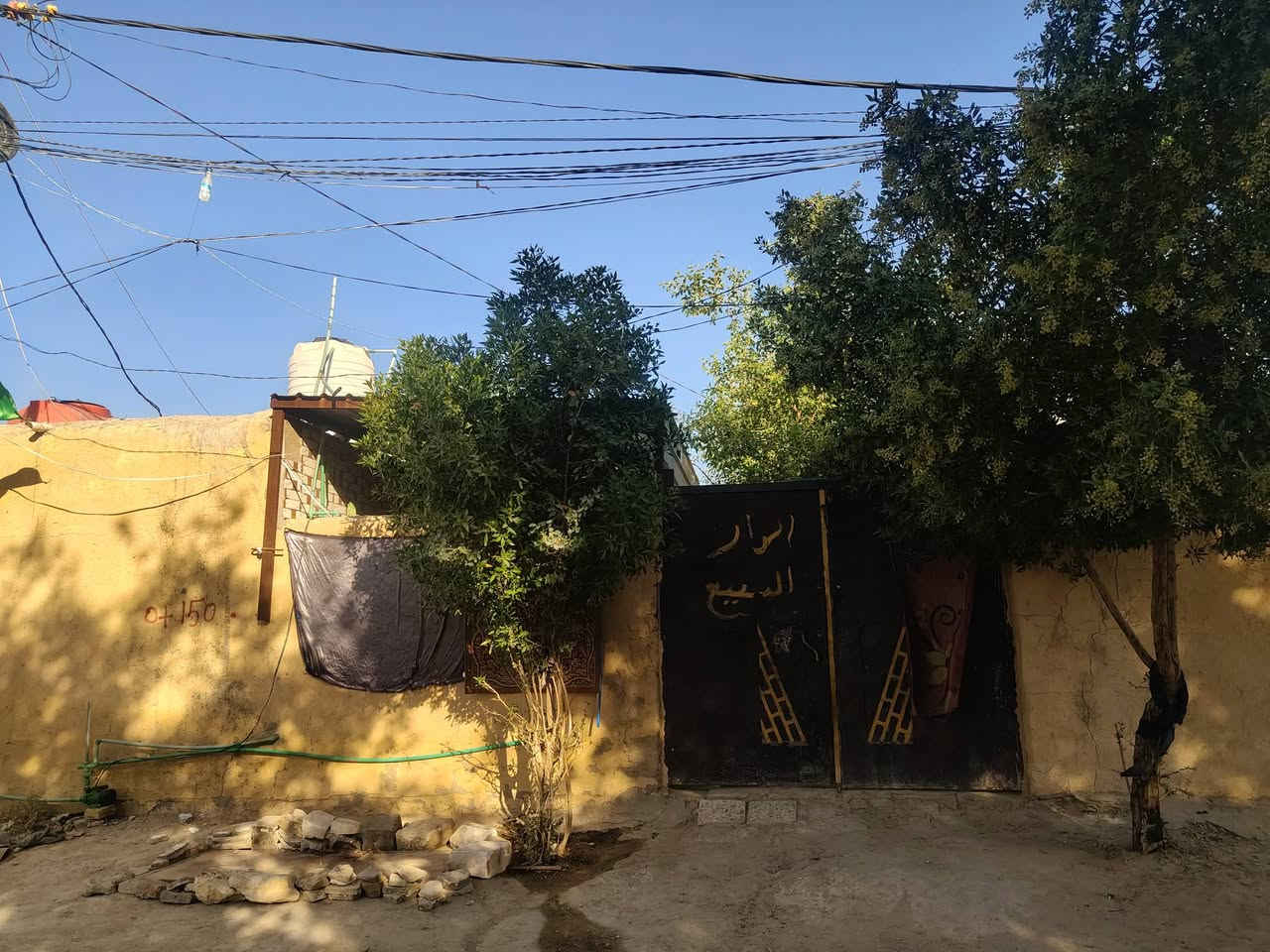 سلام عليكم دار للبيع مساحته200متر بيها مشتمل غرفه وصاله ومطبخ وصحيات ولبيت ثاني غرفتين وصاله ومطبخ وصحيات  بنفس لميتين صنف لعقار سند25بحي رمضان ابو صخير قرب مدرست المواهب بيت جاهز عوزه ملاحضات هذه رقم تليفون خابر وبخدمتك***********
