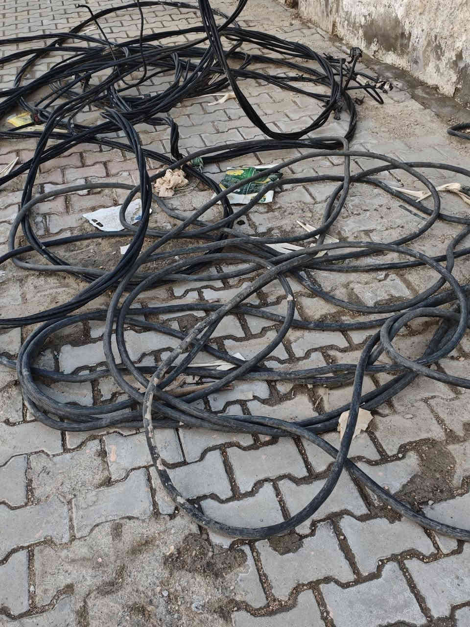 واير ضفيره 
واحد فافون اربعه في 90 تركي (٤*٩٠)طوله 52 متر 
واحد صفر ابو ال16 ثري فيز يعني اربع خطوط (٤*١٦)طوله 50 متر ا
المكان قضاء الحي حي العصري قرب بيت المحافظ 
للاستفسار ***********
