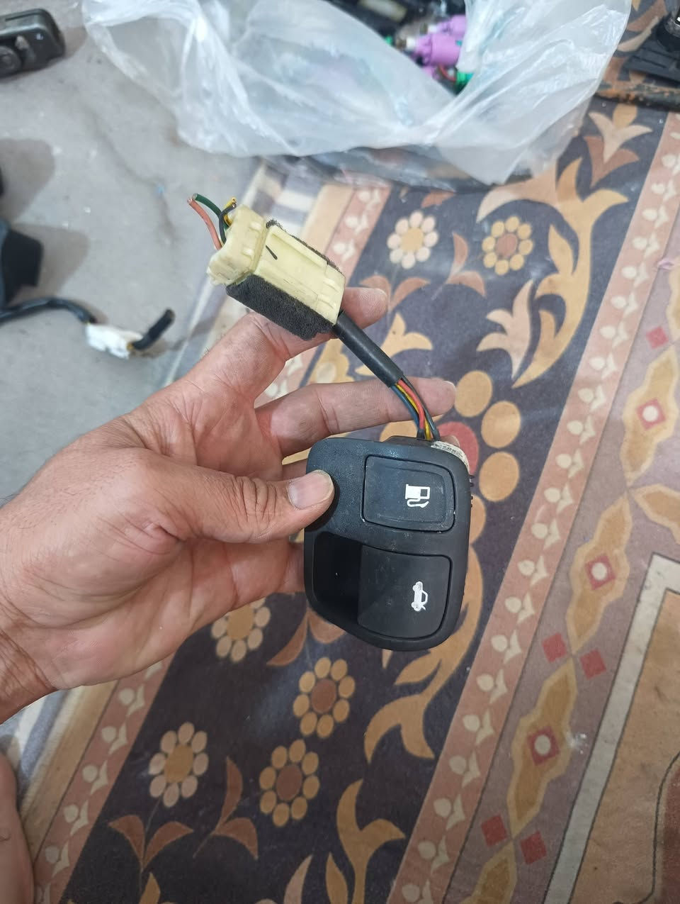 السلام عليكم غراض رينو وغير الرينو مشكل اي قطعه داخل المنشور 5 الاف بغداد الرصافه اكو توصيل للمحافظات الاتصال ***********

