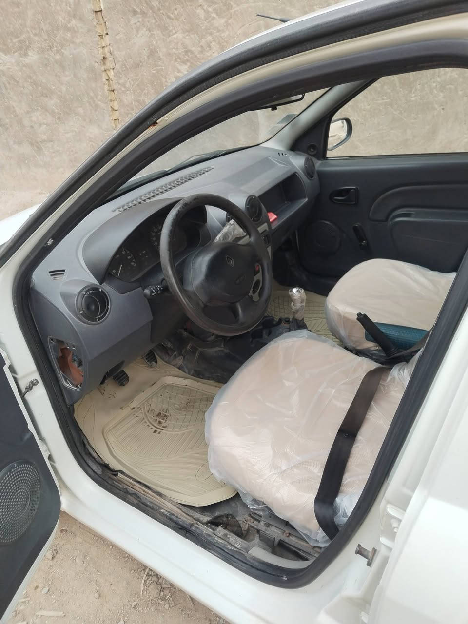 رينو لوكان ٢٠١٢ بأسمي سنوية لل٢٩ تخم تاير جديد تدفئه تبريد شغال بس بيها نواقص السعر ٤٠ مكاني بغداد العبيدي الرئاسه ***********
