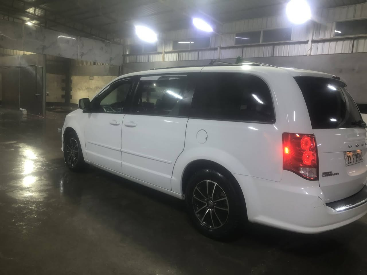 السلام عليكم دوج كرفان 2017 فول موصفات داخل اسود جيتي 3شاشات باب كهربائي جنطه كهربائي ويل اسود تريشه بل باب سيبايه حصان بل نص مفوله موصفات كشنات جلد ***********
