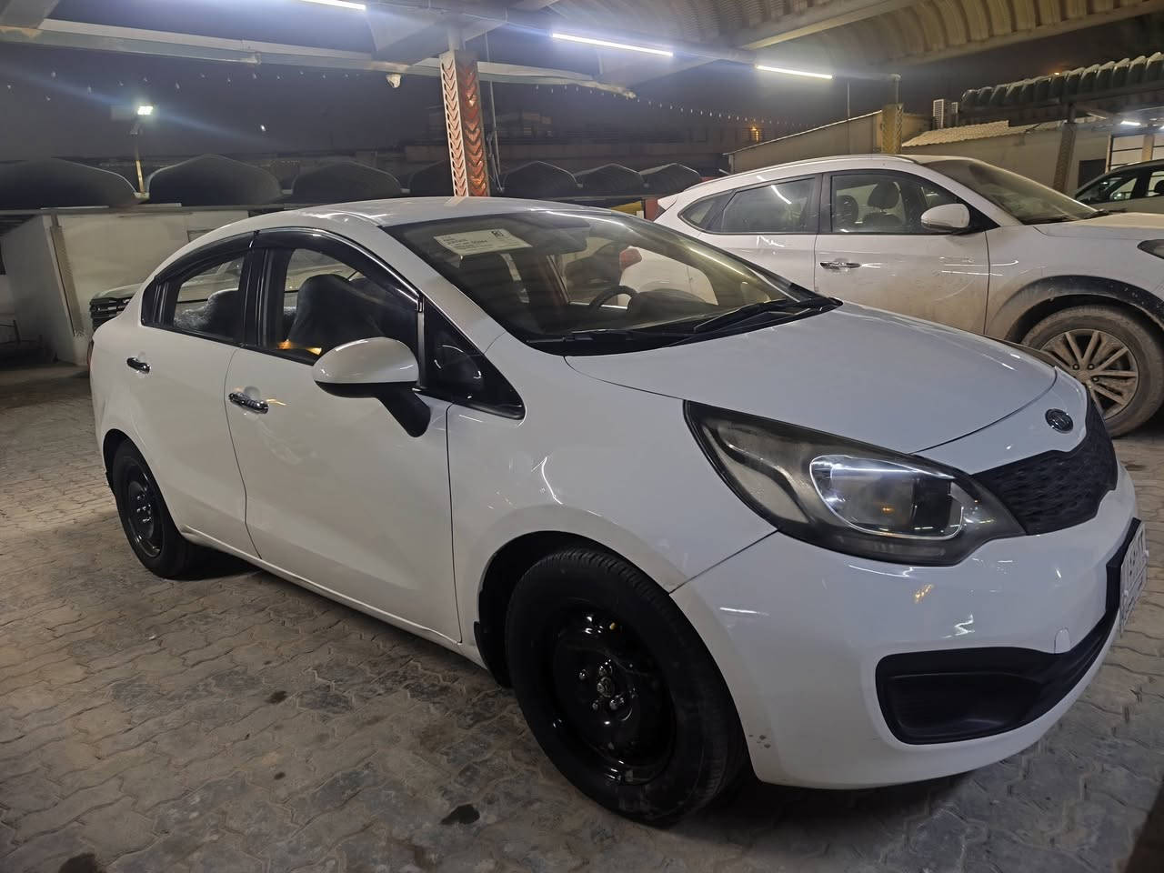 كيا ريو  2012جديده سياره كفاله ما عده جملغ لمامي صبغ فقط مكينه كير حداديه كلهن جدد  رقمه نجف سنويه جديده 
رقم موبايل *********** عنوان نجف
