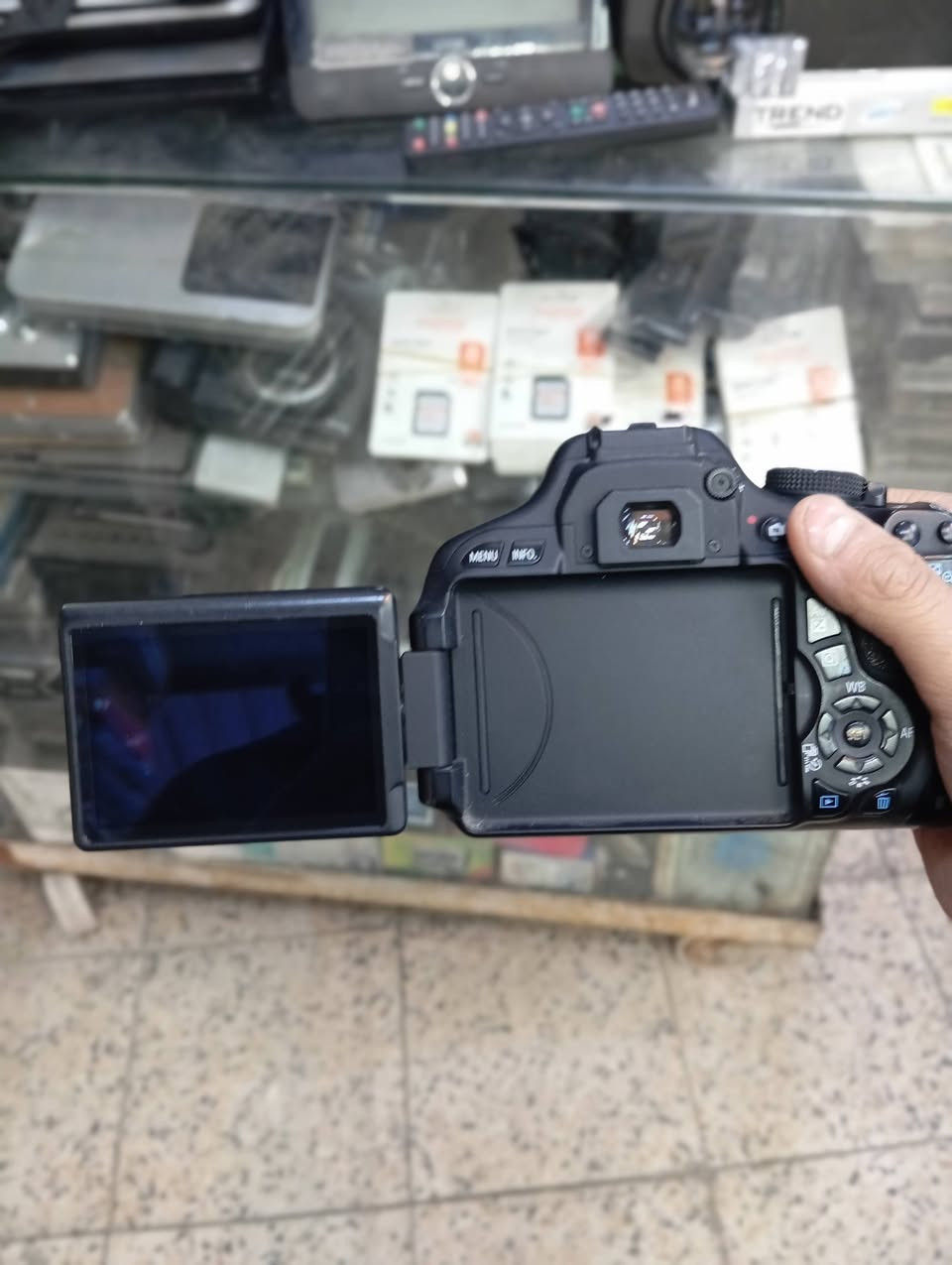 السلام عليكم اخوتي 

كانون 600D نضيف اخت الجديدة شاشة قلابة بيها واي فاي مع كامل الملحقات وياها هدية: جنطة رام 32 كيبل تحويلة من الكامرة للمبايل حزام ظهر وكتف وشاحنة الاصلية 

توجد جميع موديلات الكامرات التصوير الفوتوغرافي داخل معرض كامرات بغداد 

يوجد لدينا خدمة توصيل لجميع المحافضات العراق 

للأستفسار المراسلة على هذه الأرقام التالية:***********
***********
وبخدمتكم
