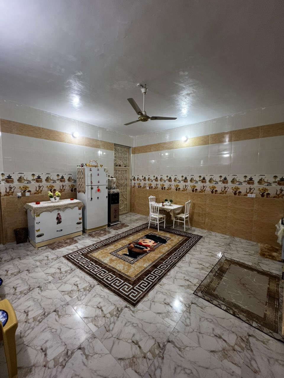 بيت للبيع مساحة 200م يحتوي البيت على مطبخ وصاله والاستقبال وغرفه وصحيات خارجيه وداخليه وبيت بناء حديث سنة2021 بيت طابق واحد المكان حي الامام علي رابع شارع قرب سيطرة الالبان القديمه . 
الاستفسار على الارقام
***********
***********
