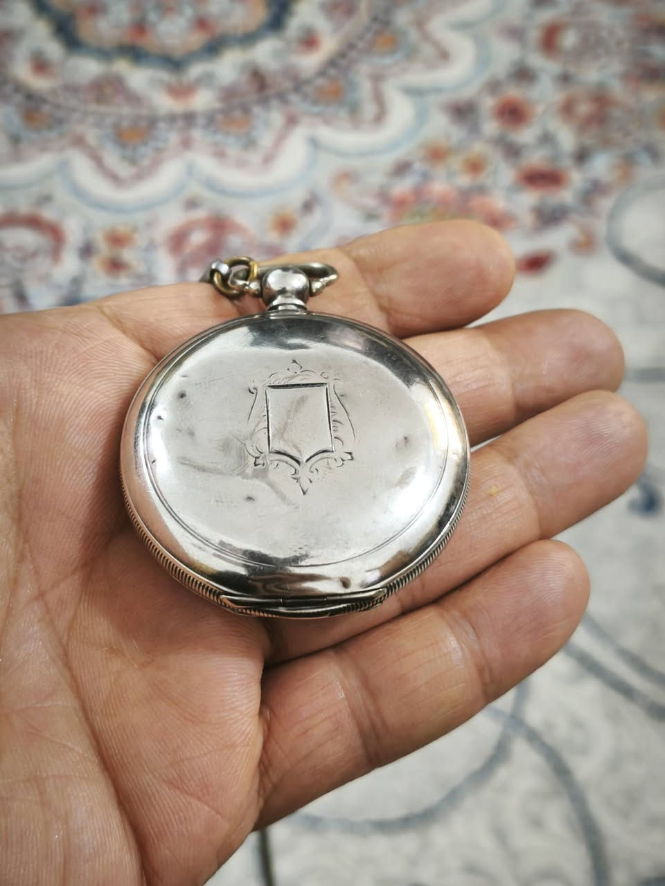 السلام عليكم..
ساعه جيبيه عتيقه نصب تكويك ماركة سيركيزوف صناعه سويسرية من قبل شركة بيلودز شركة زنث حاليا وزعت على الجنود العثمانيين أثناء الحرب العالميه الاولى.
نظافة الساعه تعتبر ممتازه مقارنة بعمرها
القطر ٥١
الساعه مصنوعه من الفضه
الوزن ٩٦ غرام بدون الزنجبيل
السعر ٤٠٠ دولار


**إذا كنت صاحب هذا الإعلان وتريد حذفه لأي سبب، رجاءا أرسل رسالة إلى الدعم الفني**