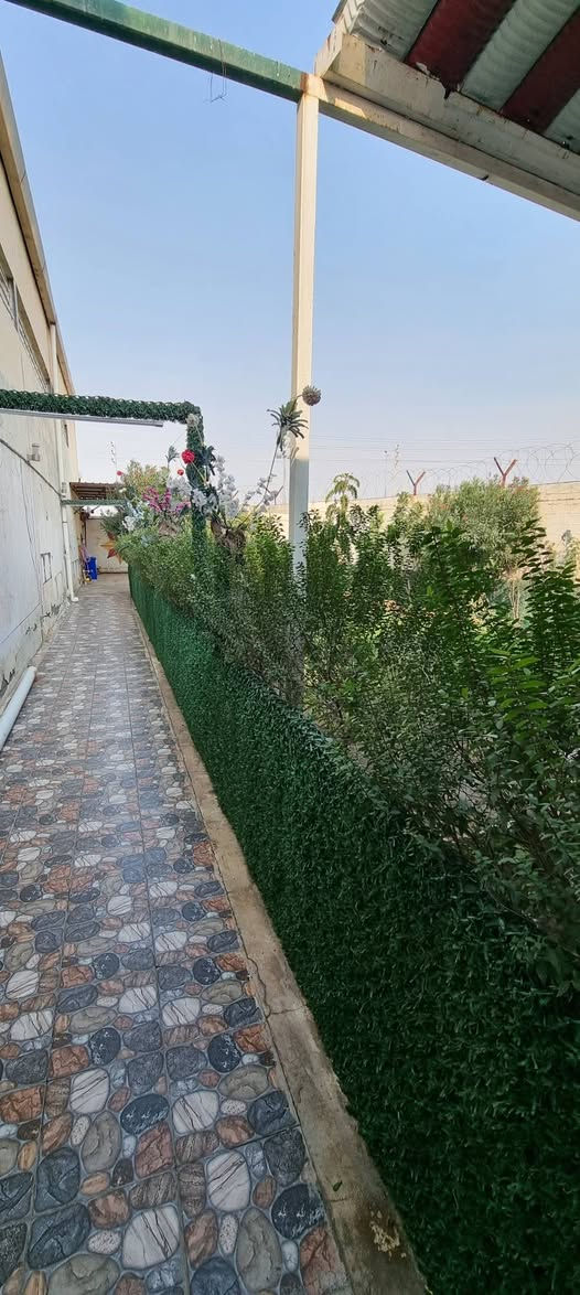 السلام عليكم 
دار للبيع المساحة ٤٤٠ متر 
وجهين
وجه يصلح تجاري والظهر سكن 
 وجه على الاربع سايدات 
 قريب السيطرة  مقابيل حي القصور 
والوجه الثاني على شارع سكني 
طابو زراعي ٢٥ قرار قاضي 
السعر اتصل على الارقام التالية 
***********
