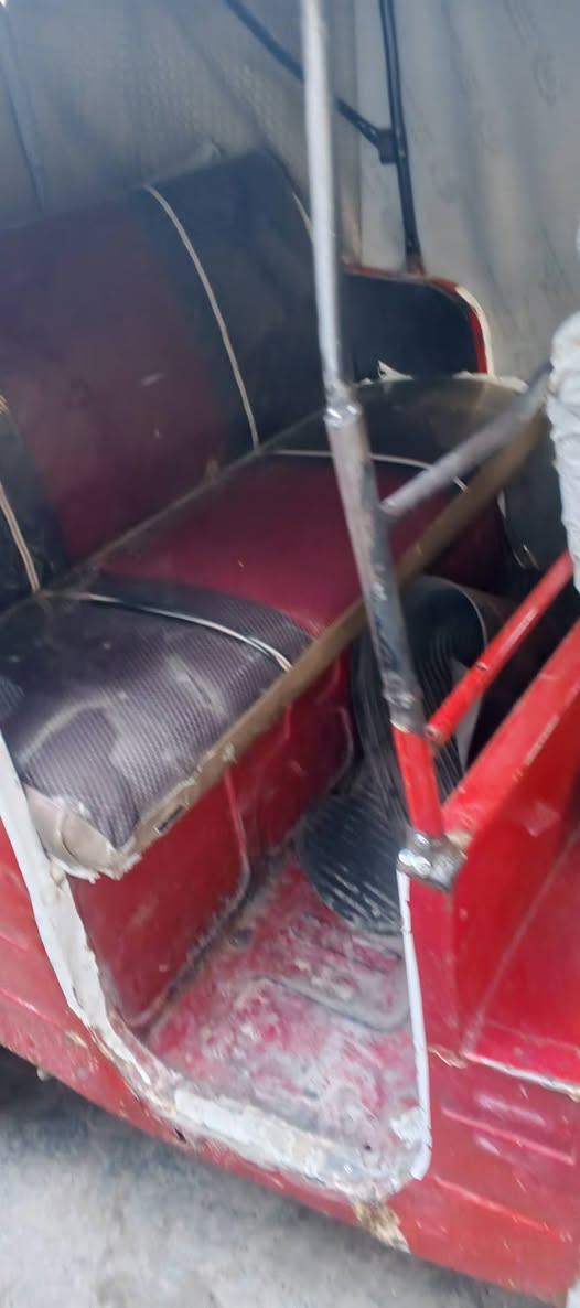 السلام عليكم تكتك للبيع موديل 2017رقم وسنويه تحويل تاني يوم تكتك 
بيهه طخات بسيطه مكينه مكفوله لا تنقيص ولا تبخير السعر 4500وبيهه مجال مكان بغداد الشعب رقمي ***********
