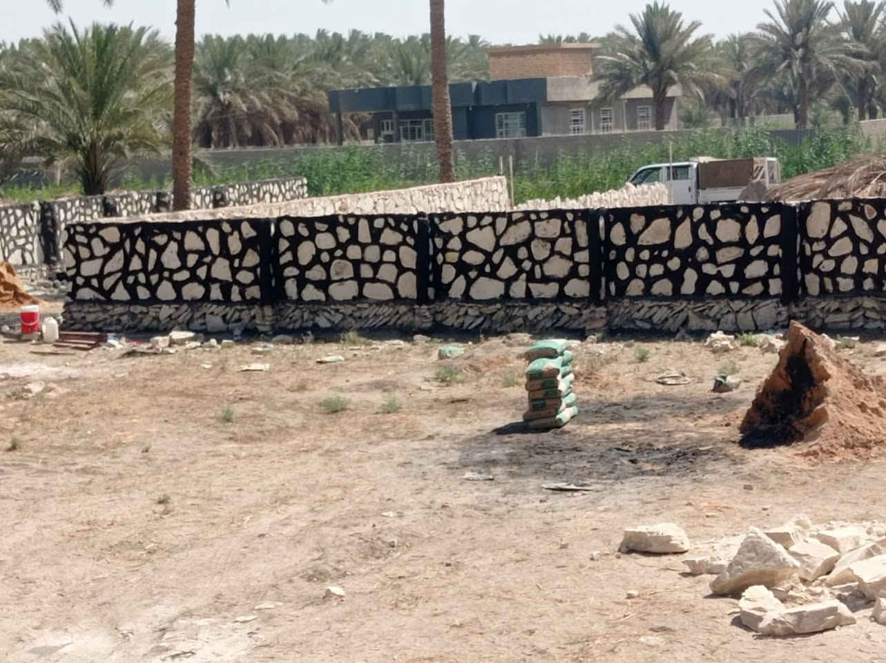 لبناء الحجر البيوت والاسيجة تطبيك الممرات كرستة وعمل شغل درجة اولى وحسب الطلب لاستفسار مراسلة الصفحة أو اتصال وتساب ***********او*********** أو ***********
