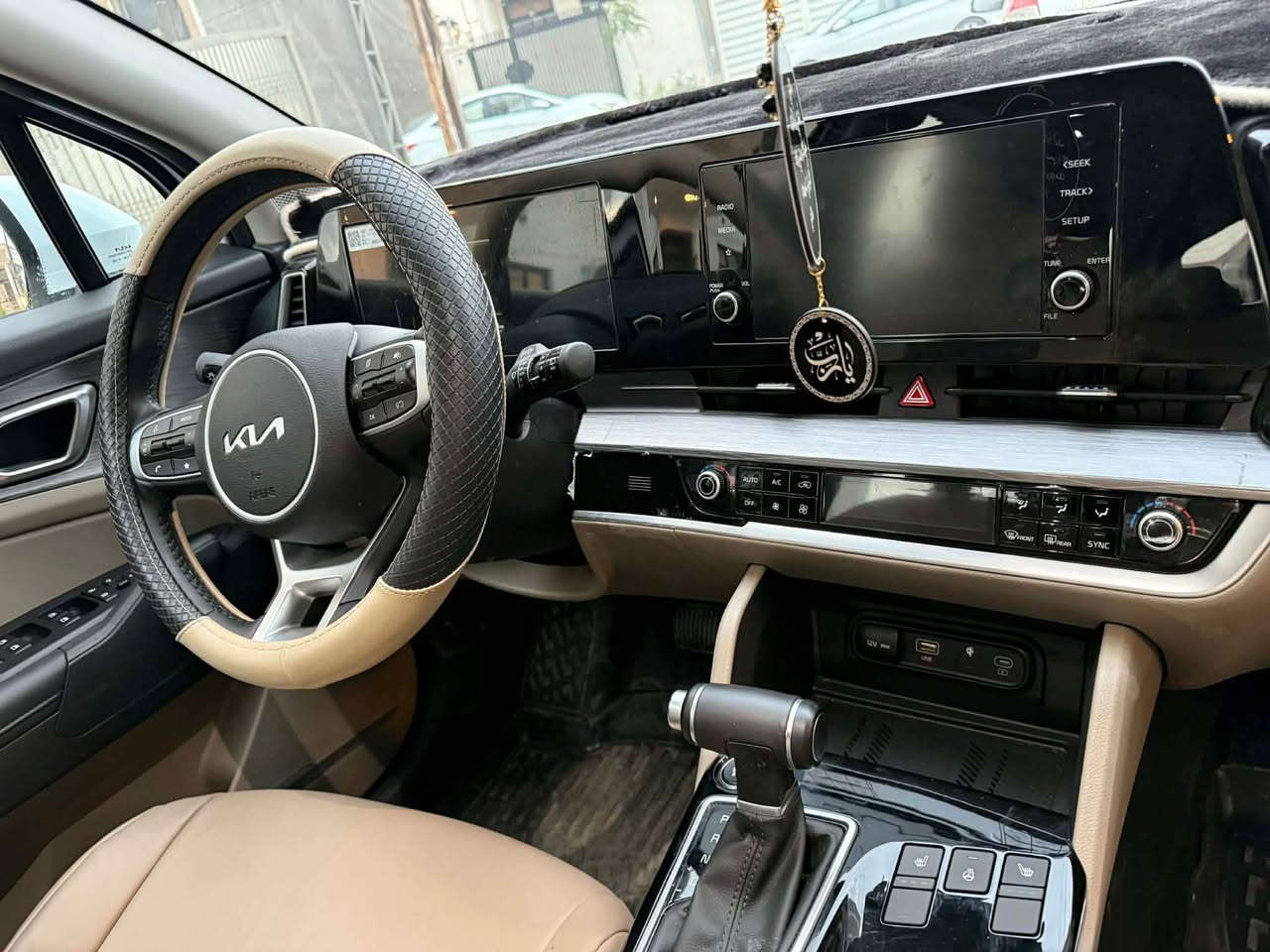 السلام عليكم
 كيا سبورتج ٢٠٢٥ ماشيه10,500 الالف وخمسمية  مكفوله كفاله عامه
فول مواصفات 
بانوراما + بصمه + بصمة ابواب + جنطه كهرباء + كشنات لاماميه كهرباء + حساس امامي + حساس خلفي + شفتات بل ستيرن   + كشنات تدفئه اماميه + ستيرن تدفئه + اربعه انظمه قياده + هاند بريك بصمه + تبريد قطعتين + مري شفط + شاحن واير ليست + فول تحكمات + اشاير بل مري 
وباقي المواصفات المعروفه 
مكينه ٢٠٠٠
سعر ٢٣٨
مكان السياره حي الجهاد  
للستفسار *********** بغداد, العراق
