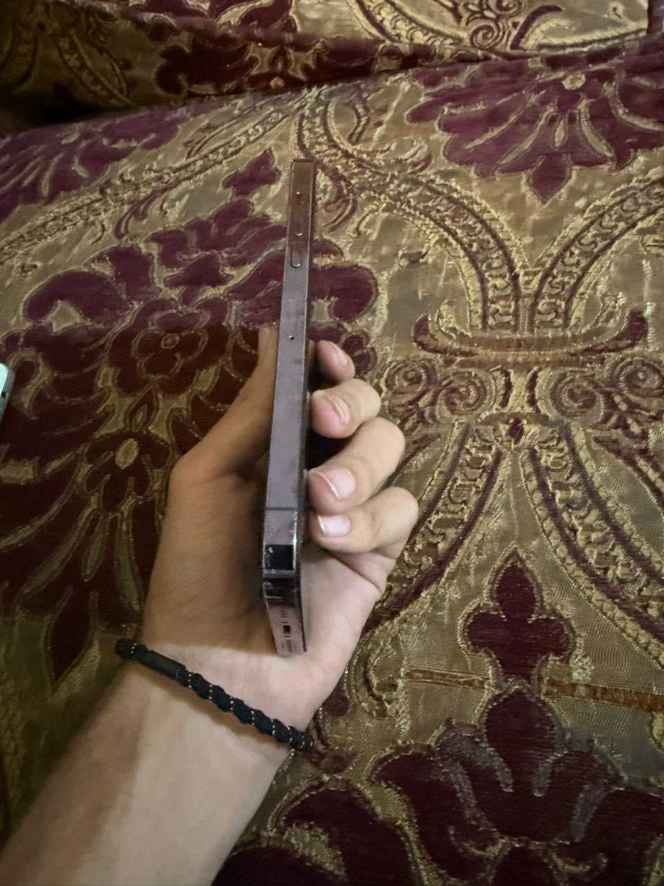 السلام عليكم ايفون 14 برو ماكس شرق اوسط نضيف ذاكره 256 بطاريه 84 جهاز فقط مبدل شاشه جيدة وبيها فطر خفيف بالكلاس كارتونه مطابقه السعر 550/او مراوس مكاني بغداد حي اور *********** واتساب / اتصال
