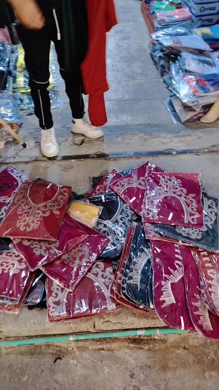 شلعه  صيفيه ملابس أطفال ونسائي تفتح بيها محل كامل جملتها عليا مليونين ونص ابيعها شلع حتا ملكانات انطيك انطيك شلع كلها مع مكياجات كوزمتك كلها بمليون ونص قفل *********** البضاعه كلها بالكراتين لان عفت المحل بيها بعد ملابس أطفال وتيشرتات نسائيه مامصورهن بضاعه تترس محل  وب (مليون ونص) شلع
