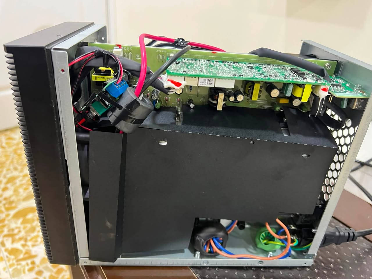 رجعتلكم بحل صوت الفان على ups الاونلاين بعد التجربة الكاملة اخوان اولاً صار اسبوع اجربها والامور طبيعيه جداً وماكو اي سلبية واني قصدت وبهالمنشور اشرح عن نضام الـ ups كامل منشور شوي طويل بس تطلع منها بنتيجة

نبدي….

اولاً اخوان انواع الـ ups الي متوفرة عدنا اكثرها انواع اقتصادية وماتحصل بي مواصفات قويه لذلك تلكى بي صوت فان قويه يشتغل بشكل وبسرعه ثابته صوت قوي مزعج كلش اذا وضعو للـ ups حساس حراره ومروحه قويه سايلنت رح يزيد سعرها كلش 🔺السبب خلف تشغيل الفان بكل قوته وبكشل مستمر انو الشركات الصينيه من تصنع ups يحسب حساب انو يستخدمو جماعة المستودعات على اجهزة كثيرة التعدين والاجهزه الطبيه وغيرها من اعمال بهيج اماكن يشتغل بي اجهزة كثيره يصير حرارة قويه لذلك ييخلون ups مروحتها شغاله دوم بكل سرعتها حتى مايحمى نهائياً.

بس نحن نستخدمه بالبيت على بلي او pc فلذلك مانحتاج كل هالسرعه بالفان وبالعكس يسوي ازعاج ماتتحمل فـ هم مقيدينك هم ماتكدر تتحكم بي بالنضام نهائيا.

✅فـ نجي للحل____وركز للحل الثاني والنقطة الثالثة مهمة‼️

1- اخوان الحل الاسهل انو تجيب مروحة سايلنت ومراوح السايلنت ماموجود عدنا بالاحجام الي يجي عل ups فلذلك تضطر توصي من امازون ويكلفلك مبلغ عالي ومع تأخير كبير يعني يكلفلك سعر توصيل گد دبل سعر المروحه. اني جبت مروحه غير شركة متوفره هنا مثل ماموضح بالصوره شديتها صحيح صوتها اخف من الاصلي بس بفرق 20% هم يضل مزعج بعض الشي فـ سالفة تبديل المروحه ابتعد منها.

2- انو تجيب منضم فولتية مثل هذا الي بالصورة سعرها مايتحاوز 4 الف دينار وتكص اسلاك المروحه وتربطها بطريقة صحيحه اهم شي…
وتشغل الـ ups وتضل تخفظ الفولتيه لحد ماتصل مستوى من تبتعد متر من ups ماتسمع صوتها بعد نهائياً وبهالحاله خلص تحاول تشد المنظم على شي داخل ups كون مايطلخ الاجزاء الالتكرونيه بعض والاهم اتأكد من جهة المروحه يكون يدخل هواء داخل ups مو يخرج هواء

3- من الضروري تفعل وضع الـ eco بالـ ups لان بوضع eco الـ ups رح يخرجلك كهرباء مباشرة يعني اثناء وجود الكهرباء ups يكون بوضع الخمول يعني البطاريات ماتشتغل والمحول شبه طافي واكثر المكثفات تقريباً بوضع الخمول هذا شي يعني مدام القطع بالخمول يعني حرارة ماكو فقط اثناء الانطفاء يحول للبطاريه بهذا الحاله يبدي المحول والبطاريه والمكثفات يشتغل يعني اثناء وجود الكهرباء حراره ماكو وركزلي لاهم نقطه بوضع الايكو تخلي مستوى الفولتية بين 240-200 بهالحاله شيصير الكهرباء من يهبط تحت 200 راساً يحول للبطاريه ومن تصعد اكثر من 400 ايضاً يحول للبطاريه ويطلعلك 220 (يعني يحول لوضع الاونلاين) ثابت حتى يحمي اجهزتك بس اثناء وجود الكهرباء الفولتيه مدام 200-240 يضل ينطيك ياه مباشر واذا صار تقلبات بهذا المعدل مايأثر للأجهزة بس اذا تبقى بوضع الاونلاين المحول والبطاريه والمكثفات يشتغلون بشكل مستمر هذا شي يسبب حراره والعلم المروحه موجوده وشغاله بشكل هادء هو كافي للتبريد بس وضع الايكو افضل بهواي تتجنب بي الحراره بشكل كامل.

طبق كلامي وخلي ups يم تجميعتك وستمتع وانسى الازعاج

ورح اعوفلكم رابط صفحة الي يبيع المنظم بالتعليقات


**إذا كنت صاحب هذا الإعلان وتريد حذفه لأي سبب، رجاءا أرسل رسالة إلى الدعم الفني**