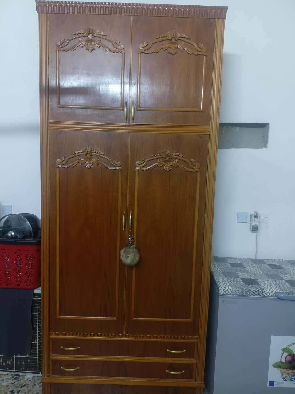 قنصور وزاويه للبيع السعر 550 وبيها مجال شي قليل ***********
