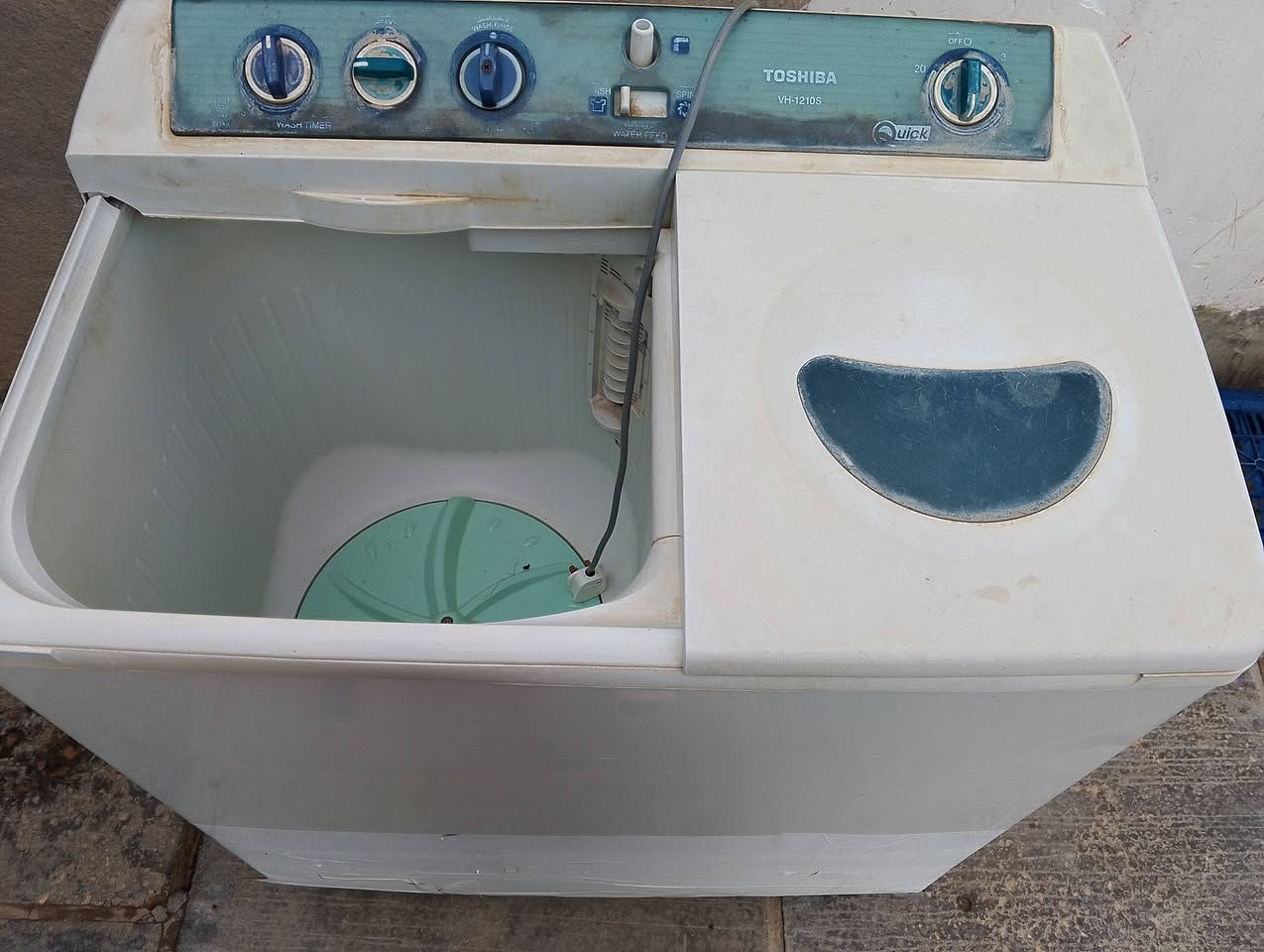 غساله للبيع سعرها ٣٠٠ جديده وشغاله تغسل بطانيات ملابس جفف اليشتري فقط يتصل على الرقم أدنى ***********
