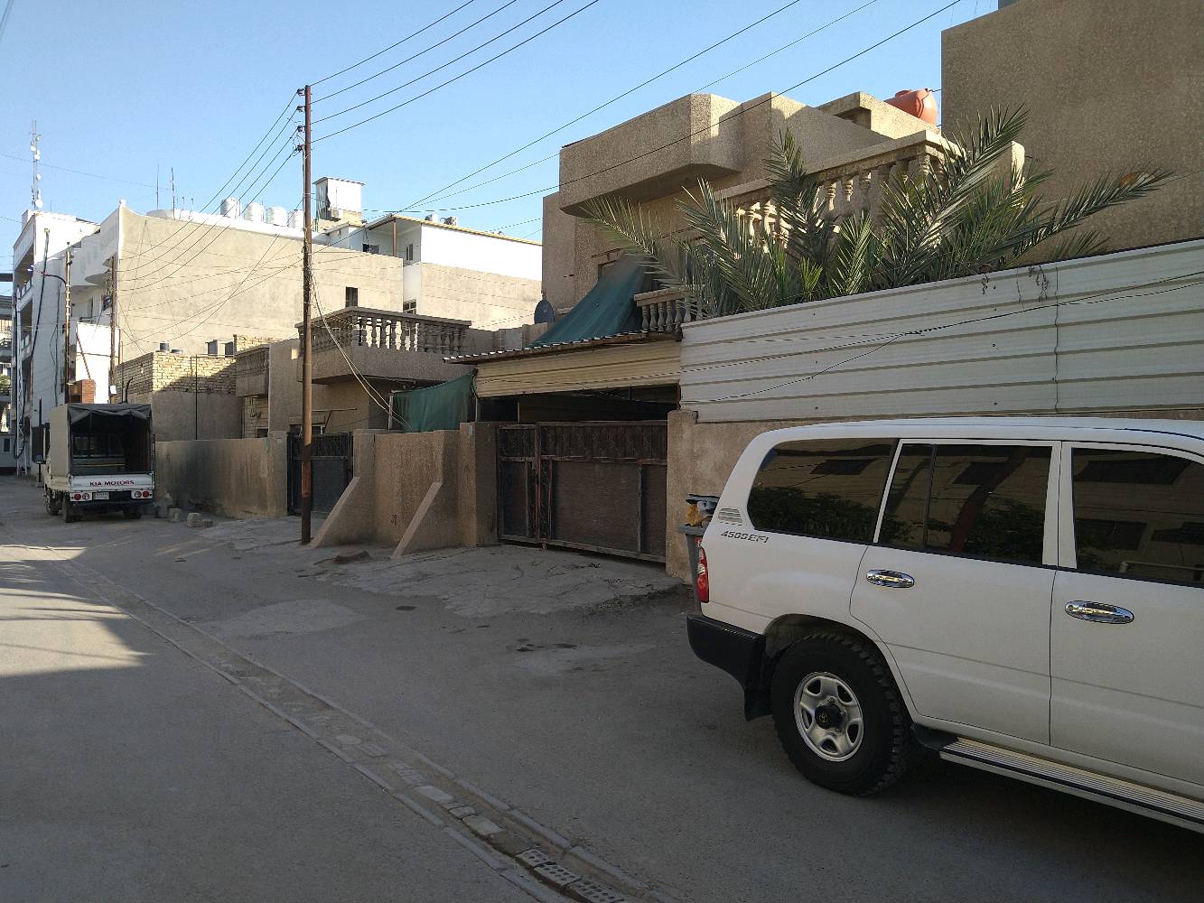 العقار مكون من خمس بيوت 
البيت الرئيسي مكون من طابقين 
و المشتملات الاربعة  طابق واحد ( 2 غرفة نوم ,حمام, مطبخ , غرفة المعيشة و غرفة استقبال )  
البيت الرئيسي مكون من حمامين و اربع غرف نوم ,مطبخ , غرفة المعيشة , غرفة الاستقبال ) .. العقار به ثلاث گراجات من الجهتين
العقار مبني سنة 1996