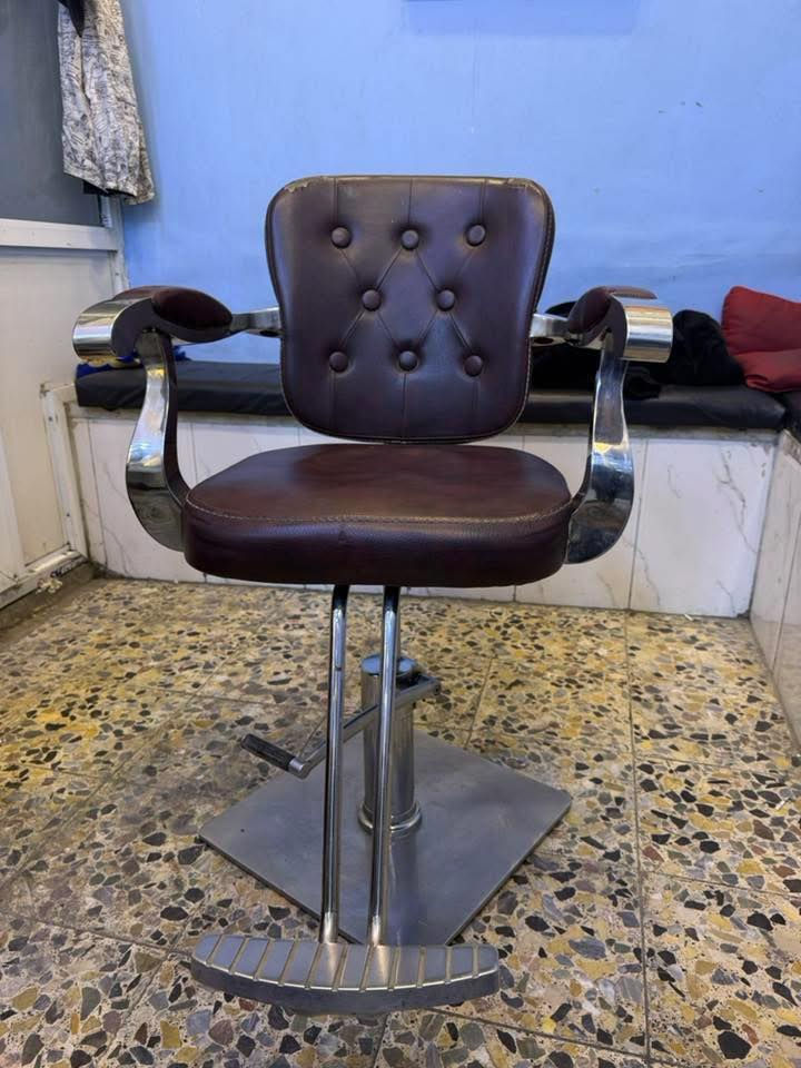 كرسي للبيع السعر 100الف وبي مجال العنوان بغداد الفضل رقم هاتفي ***********♥️
