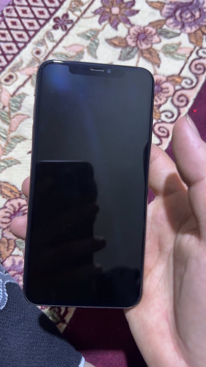 آيفون اكس ماكس 
ذاكره 256 
بطاريه 100 مبدله 
مشكله الي بي الي تعلي وتنصي ما يشتغلون + هذا طبع الي بشاشه ما مثر عل لمس ابدد غير هذني الباقي كله شغال 
سعر 175 وبي مجال 
مكاني شعب حي تجار 
الاتصال ***********
