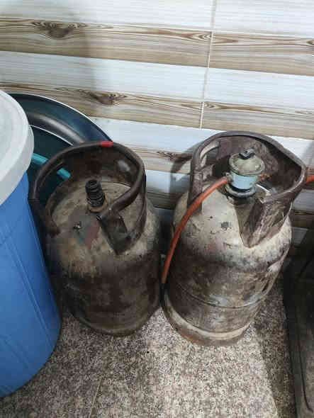 من رخصت الادمن 
غراض مستخدمه نبيع شلع مال بيت متحولين لبغداد 
انريد واحد علئ باب الله بياع شراي ياخذهن للستفسار 
***********
