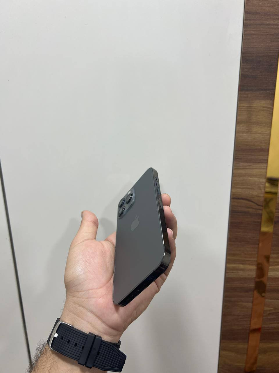 �🔥 للبيع – iPhone 13 Pro Max 🔥📱
✨ جهاز نظيف جداً بحالة 100%
💾 الذاكرة: 256GB
🛠 الشاشة: مستبدلة شاشة أصلية
📦 الجهاز مرتب جداً  وحلو 
بطاريه 100 مستبدله اصليه 
💰 السعر: 510 ألف 
📍 العنوان: بغداد – البياع
🚚 يوجد توصيل داخل بغداد

📞 رقم الهاتف: *********** وتساب فقط
