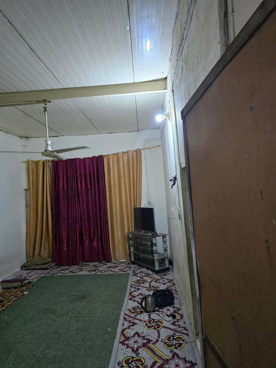 سلام عليكم بيت حي الحكيم نزله ماركت علي المساحه 250 متوفرة جميع الخدمات مجاري مااء مدارس غريب عن الصبح  مستوصف كهرباء يتكون البيت من ستقبال صبب وغرفتين ومطبخ وهول سندويش السعر38 وبي   مجال للشراي *********** انتصال عل رقم خاص مفتوح
