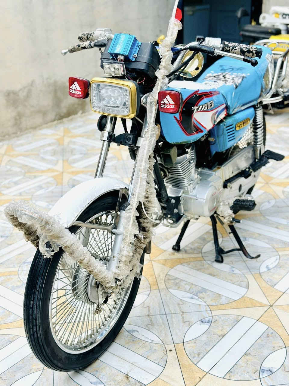 السـلام عليكم. دراجة تايكر21 للبيع كاملة مابيها نقص كلشي شغال منفيس موجود صالنصه صوت  ب500 وبيها مجال للشراي *********** مكاني حي العسكري
