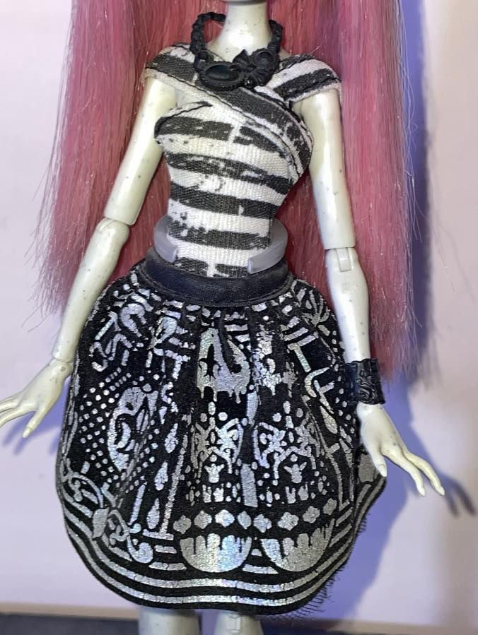 متوفر للمزاد لعابة مونستر هاي شخصية روشيل غويل (Rochelle Goyle) الاصدار الاولي اصدار 2012، القطعة نادرة صعب تتحصل وبحالة مناسبه موضح كلشي بالصور. مغسولة يدوياً شعرها نظيف خالي بالكامل من الصمغ. يجي وياها ستاند، اعرف هواي رح يريدوها وما اعرف بشكد ابيعها فا رح اعرضها مزاد وابيعها اعلى سعر 🤷🏻‍♀️. متوفر توصيل كامل العراق.


**إذا كنت صاحب هذا الإعلان وتريد حذفه لأي سبب، رجاءا أرسل رسالة إلى الدعم الفني**