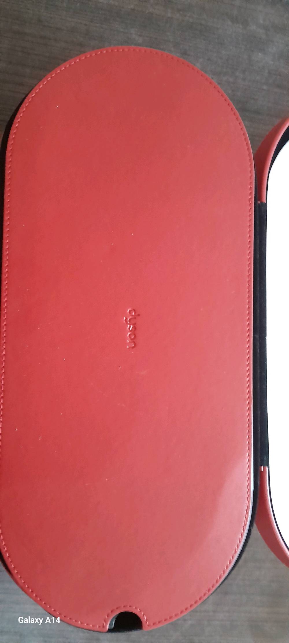 معروض للبيع جهاز دايسون Airwrap Complete بحالة جديدة، مثالي لتصفيف الشعر بجميع أنواعه باستخدام تقنية الهواء Coanda. يأتي في علبة حافظة فاخرة بلون أحمر.

مميزات الجهاز:
- لا يحتاج لاستخدام حرارة بالغة
- يحتوي على قطع متعددة للتمويج، التنعيم، والتجفيف.
- يأتي بمحرك رقمي V9

الجهاز مثالي للمبتدئين والمحترفين على حد سواء، ويجمع بين سهولة الاستخدام ونتائج صالونية احترافية.