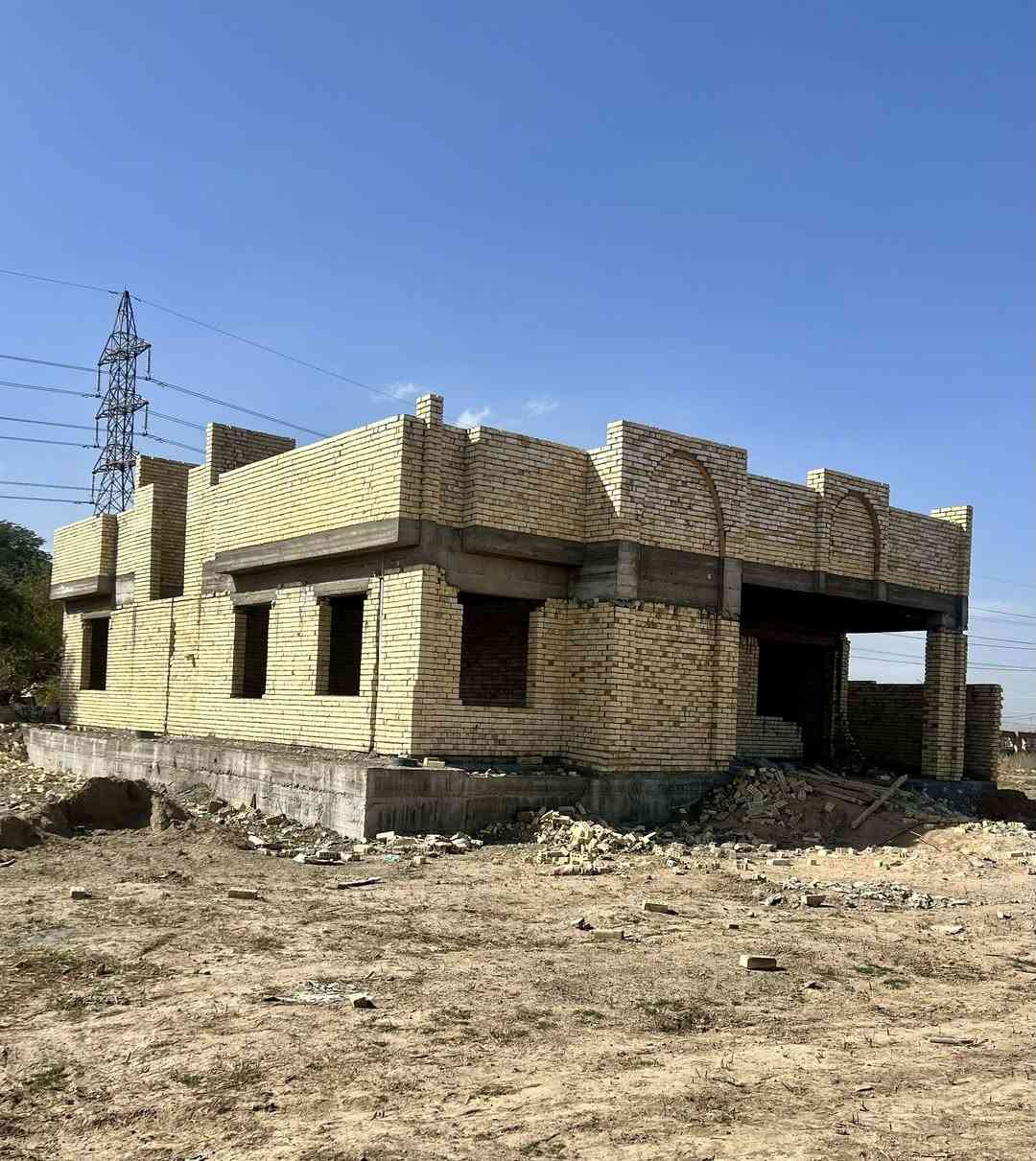 سلام عليكم دار للبيع 
المساحه الكليه 500 متر 
مساحه البناء 250 متر  ( ملك صرف )✅ 
شغل وبناء درجه اولى 
هيكل قيد الانشاء يتم تسليمة حسب الاتفاق 
يحتوي على 
استقبال 9x4 متر 
ومطبخ 6x4 متر 
وهول 6x4 متر 
وغرف نوم 3  مساحة كل غرفه  5x4 متر 
وصحيات عدد 2 
وحولي كبير مع مساحة درج 
متوفر كافة الخدمات من كهرباء وماء وتبليط…
الموقع بغداد الانتصار حي المهندسين  على مدخل الانتصار الجديد الطريق السايدين الرابط بين الانتصار وجزيرة بغداد السياحيه و الراشدية 
تفاصيل اكثر 📞📞
***********
