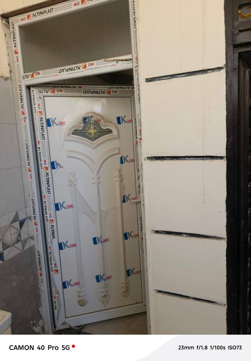 ياالله يارزاق
مكتب عقارات الثقه يتوفر لدينا بيت للايجار في حي الثوره 
١٠٠ متر طابقين مربع البيت جديد يتكون البيت من 
الطابق الاول
( استقبال صاله غرفه وحده مطبخ صحيات ساحه منور)
أما الطابق الثاني 
غرفه وحده . صاله 
ايجاره ٤٠٠ وبي مجال .... دلالية المكتب 50 الف 
للاستفسار يرجى الاتصال على الرقم 
إتصال هاتفي 📱 أو واتساب ***********
